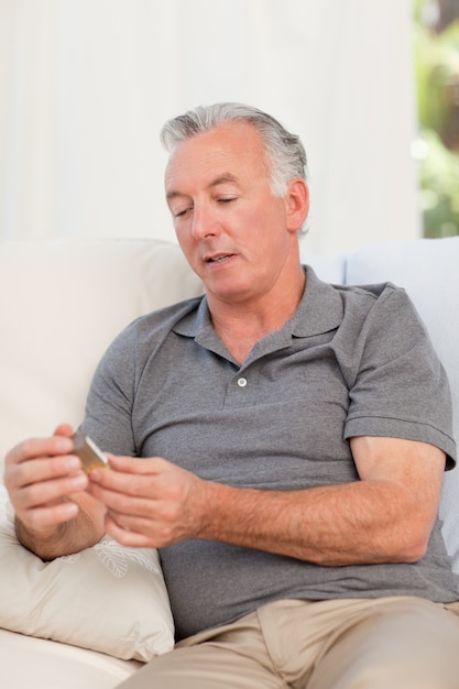 Senior con pastillas en casa