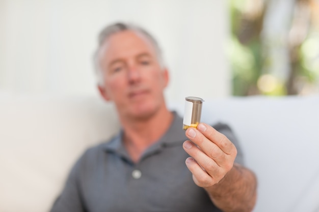 Senior con pastillas en casa