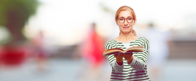 Senior schöne Frau mit einem Buch