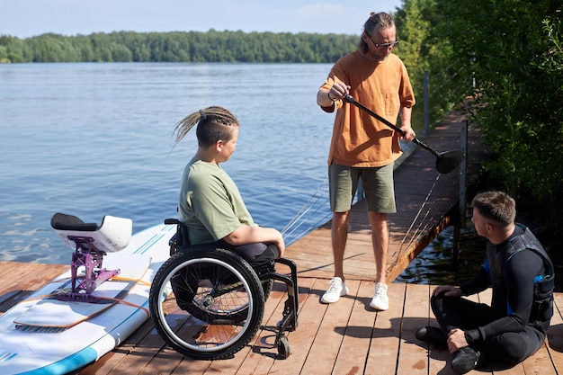 Senior-Sportlehrer zeigt Wassersportarten