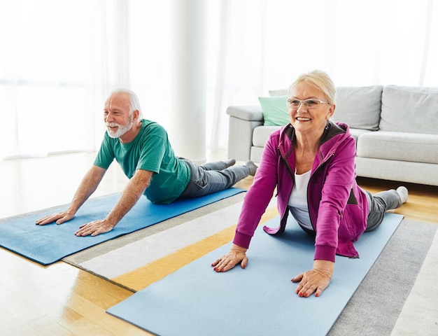 Senior Stretching Übung Frau Training Lifestyle Sport Fitness nach Hause gesunder Mann