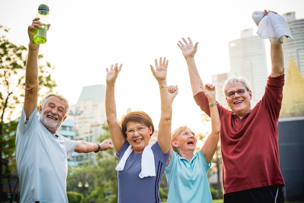 Senior trabajo en equipo adulto manos juntas