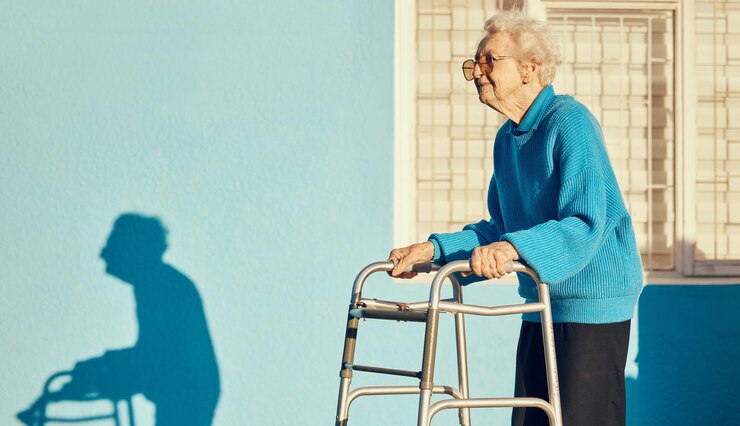 Foto senior walker und frau in einer stadt mit einer behinderung, osteoporose oder arthritis, die mit einem wandmodell spazieren gehen