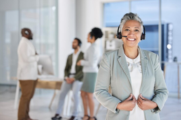 Foto senior woman call center portrait und teamwork in verschwommenem hintergrund mit lächeln, glück und planung fröhlicher crm-berater, kundendienstexperte und technischer support im modernen büro bei nacht