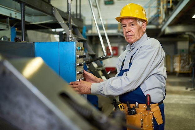 Senior Worker Operating Machine Units im Werk