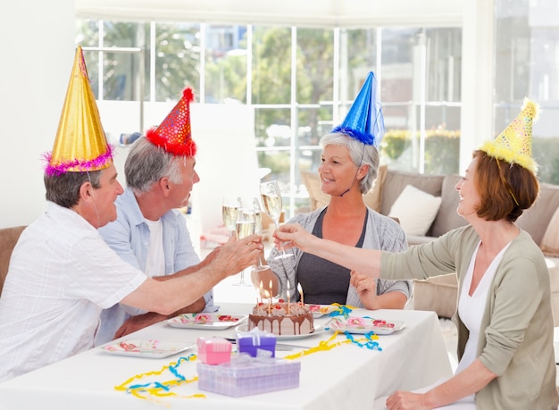 Senioren am Geburtstag zu Hause