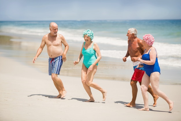 Senioren am Strand laufen