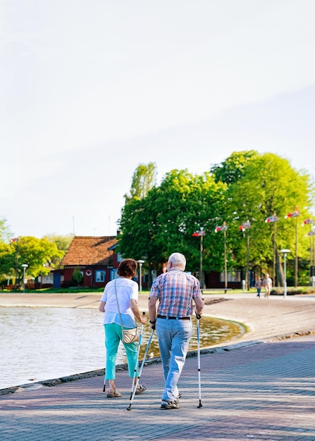 Senioren beim Nordic Walking in der Stadt Nida bei Klaipeda in Neringa an der Kurischen Nehrung und der Ostsee in Litauen.