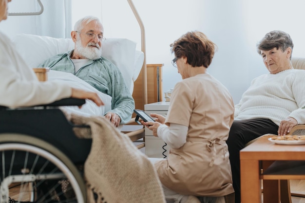 Foto senioren besuchen verletzten freund im krankenhaus