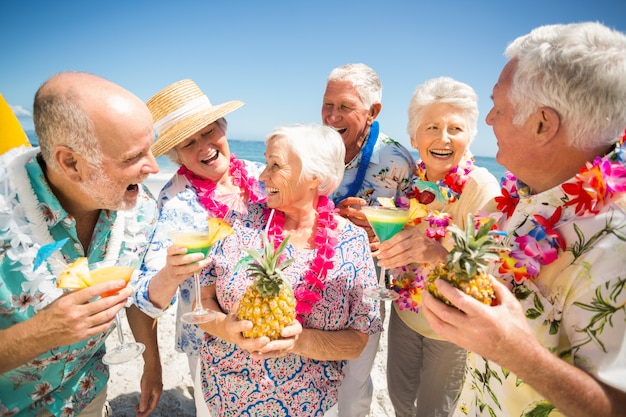 Senioren, die Cocktails trinken