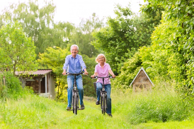 Senioren, die mit Fahrrad trainieren