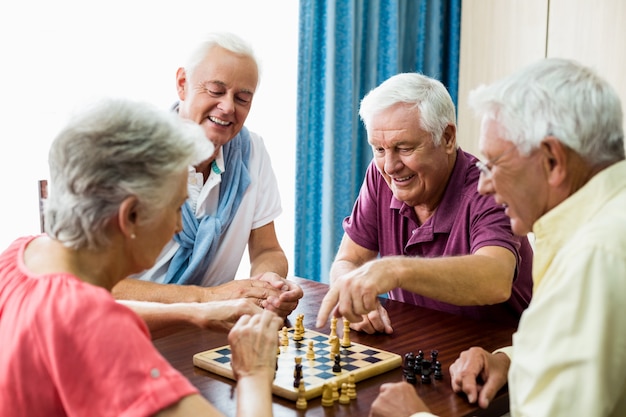 Foto senioren, die schach spielen