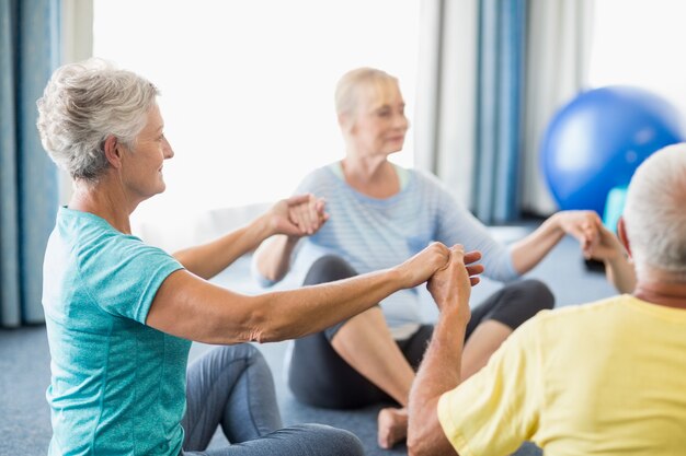 Foto senioren, die yoga durchführen