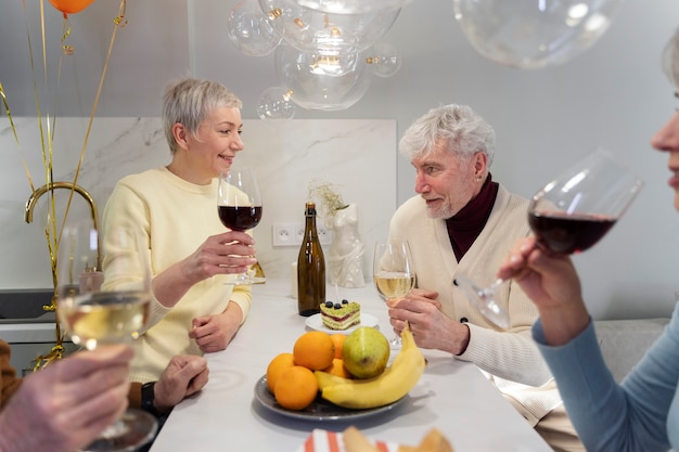 Foto senioren feiern zusammen