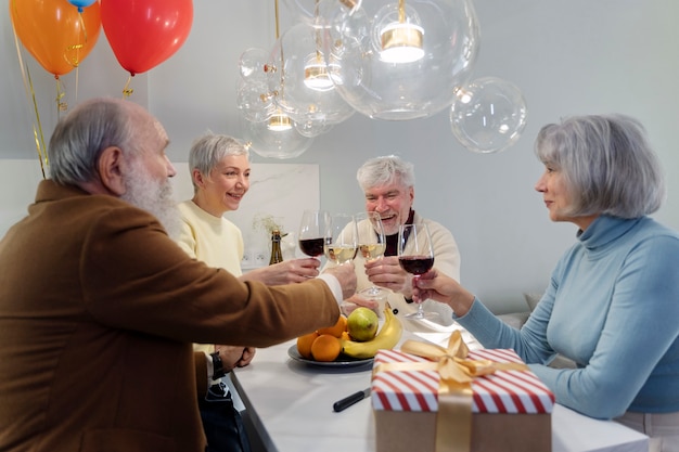 Foto senioren feiern zusammen