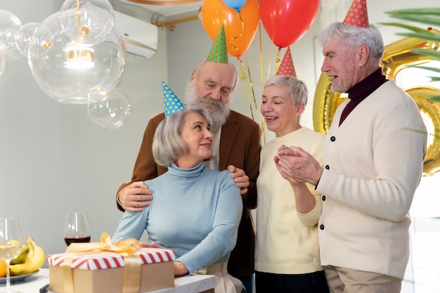 Foto senioren feiern zusammen