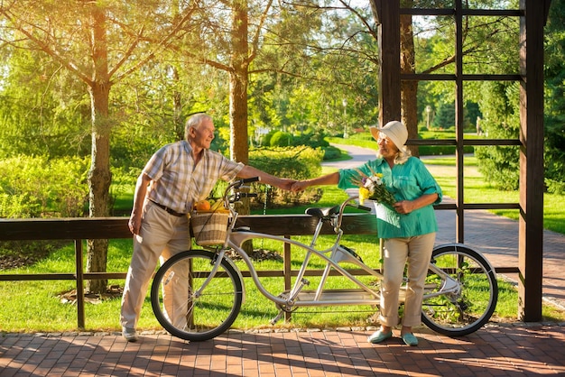 Senioren in der Nähe von Tandem-Fahrrad