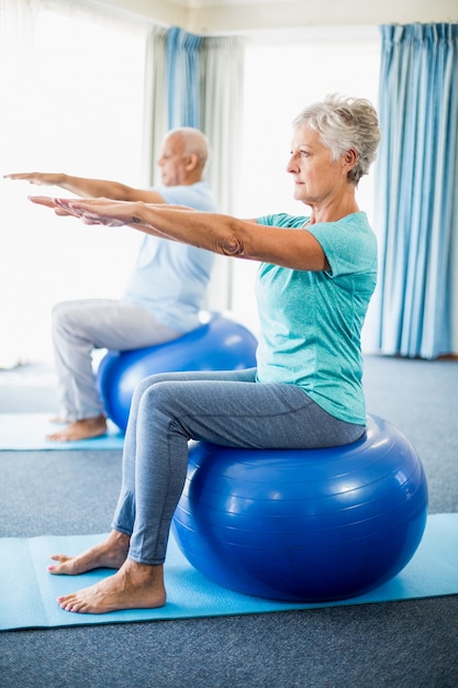 Senioren mit gymnastikball