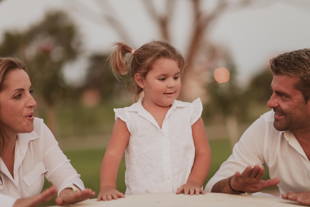 Seniorenpaar in Freizeitkleidung mit ihren Kindern, die Zeit im Park verbringen, um gemeinsam mit der Familie Urlaub zu machen