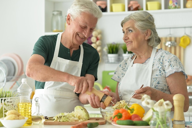 Seniorenpaar kocht gemeinsam in der Küche