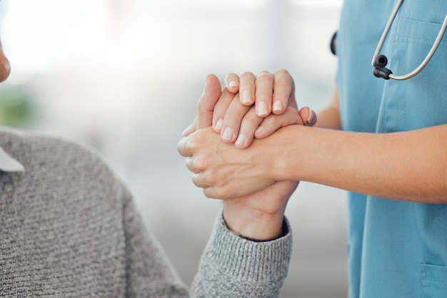 Seniorenpfleger und -unterstützer für die Hilfe von Handhilfe oder Gesundheit im Pflegeheim für den Ruhestand Älterer Mann Pfleger und Wellness für den Dienst im Wohnzimmer mit Patientenpflege oder -beratung