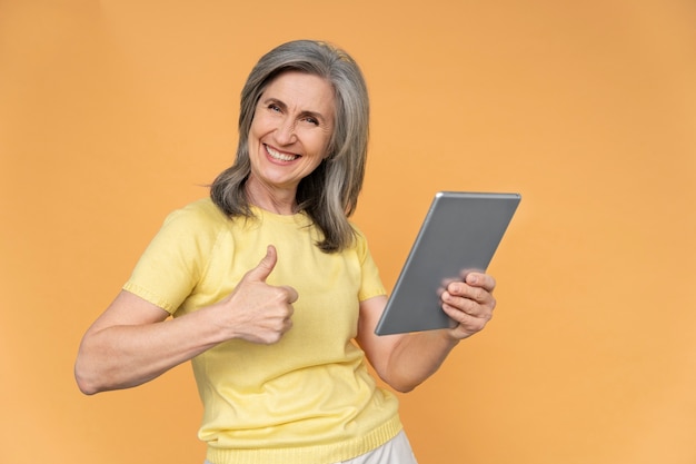 Seniorenportrait mit digitalem Tablet