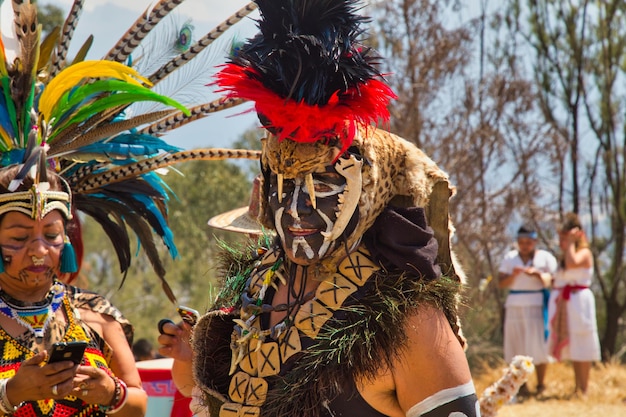Señor Del Sacromonte Amecameca - 27. Februar 2020: Tänzerin mit prähispanischen Kostümen im Parque nacional Sacromonte