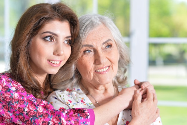 Señor mujer y su hija abrazándose juntos