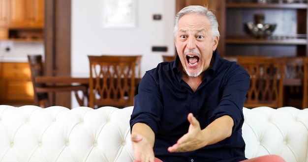 Señor señor viendo deportes en tv y gritando