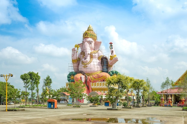 El Señor del Éxito Ganesha Rosa Gigante en Tailandia