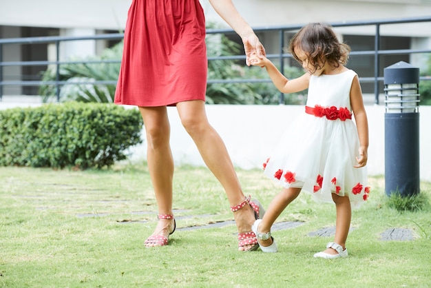 Señora adulta y pequeña dama al aire libre