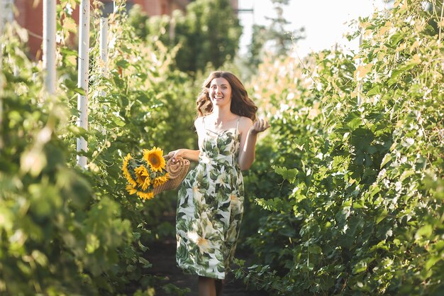 Señora al aire libre. Mujer con girasoles.