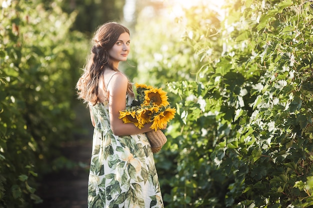 Señora al aire libre. Mujer con girasoles.