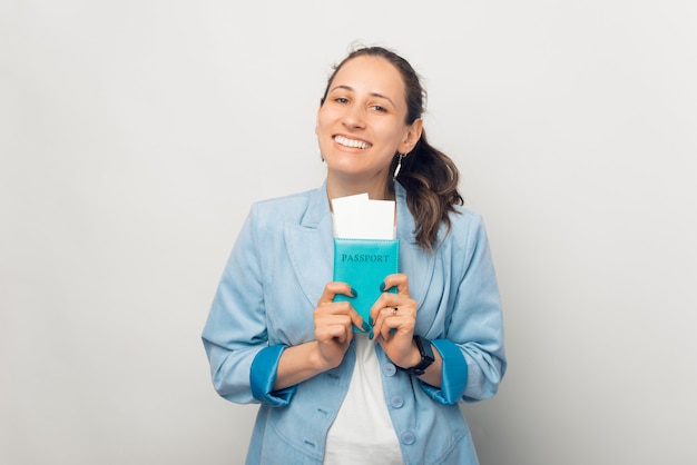 Señora amplia y sonriente está feliz por su viaje de negocios que va a tener.