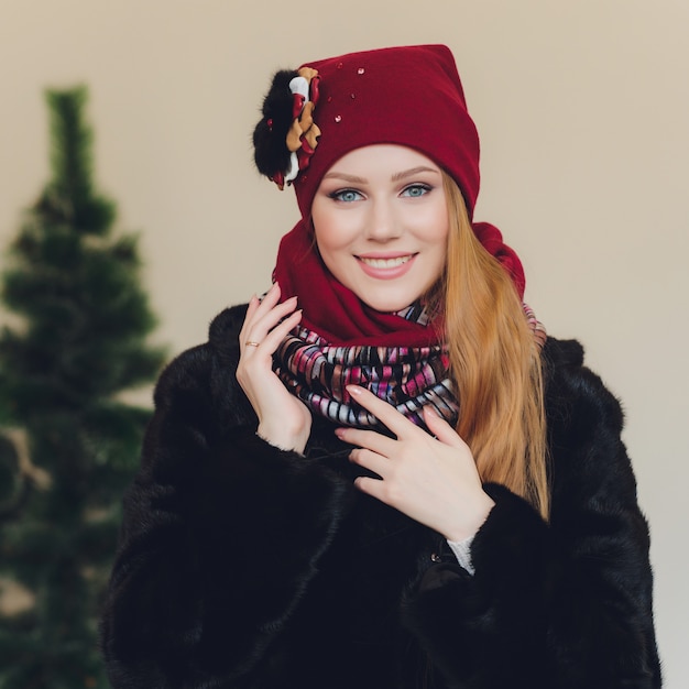 Señora árabe con gorro de lana roja