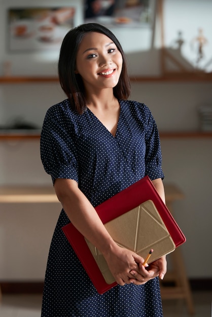 Señora asiática joven del negocio