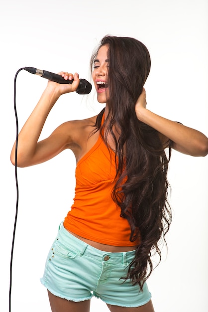 Foto señora bonita en camisa naranja.