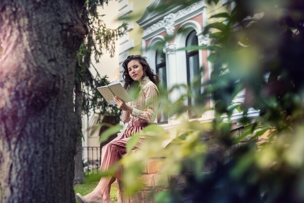 Señora bonita retrato cerca del edificio de la ciudad de color, tiempo libre