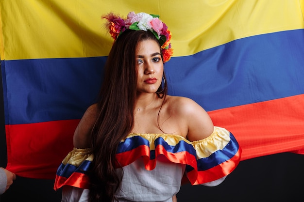 Foto señora de colombia ante el concepto del seminario de libertad del gobierno de la bandera nacional