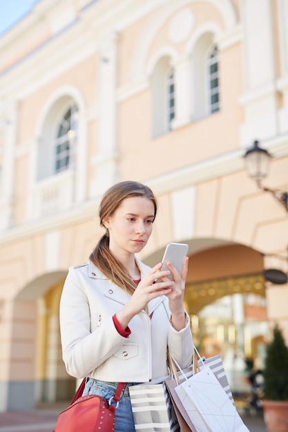 Señora compradora adicta a las ventas de monitoreo