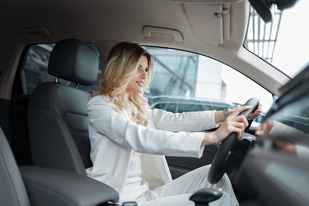 señora conduciendo un coche caro