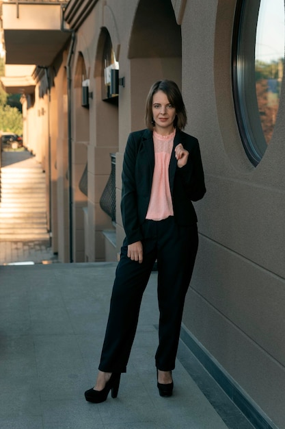 Señora directora vestida con traje negro y tacones Mujer de negocios con chaqueta y pantalón Ropa formal de negocios