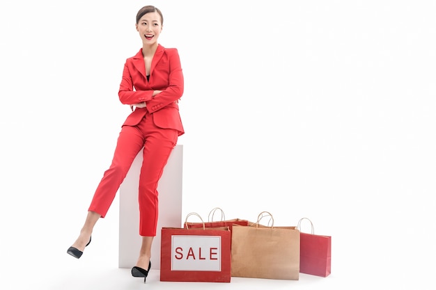 Foto señora elegante segura en vestido rojo posando