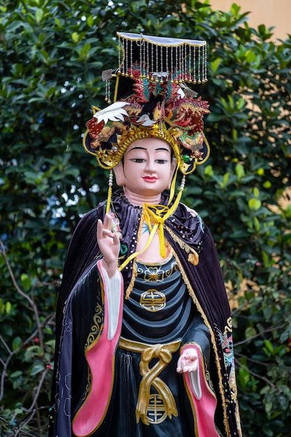 Señora estatua de Buda en un templo budista en la ciudad de Danang Vietnam