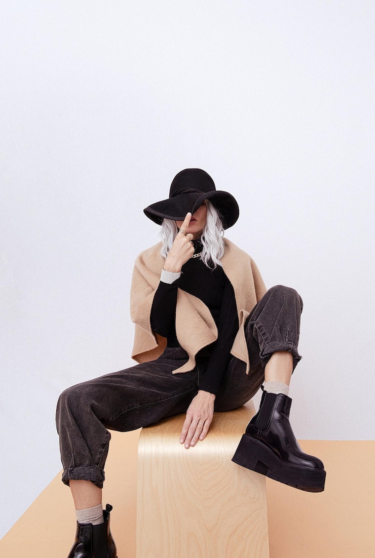 Foto señora en el estudio con ropa casual de otoño invierno amante minimalista de la moda