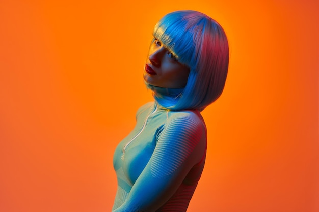Señora futurista soñadora que mira lejos