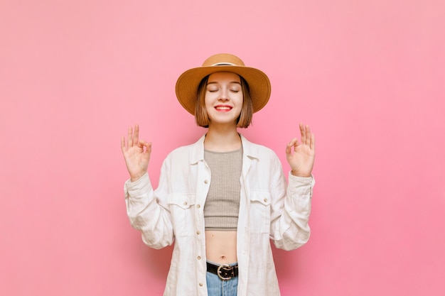 Señora haciendo yoga en el fondo de la pared rosa pastel Copiar espacio