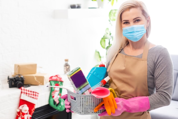 señora de la limpieza con mascarilla médica en navidad.