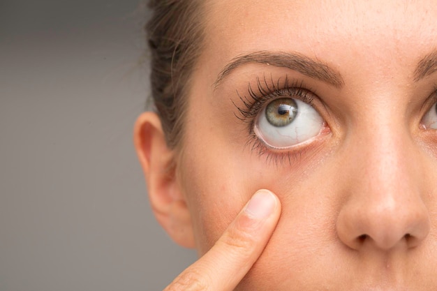 Foto señora media cara con ojos azules