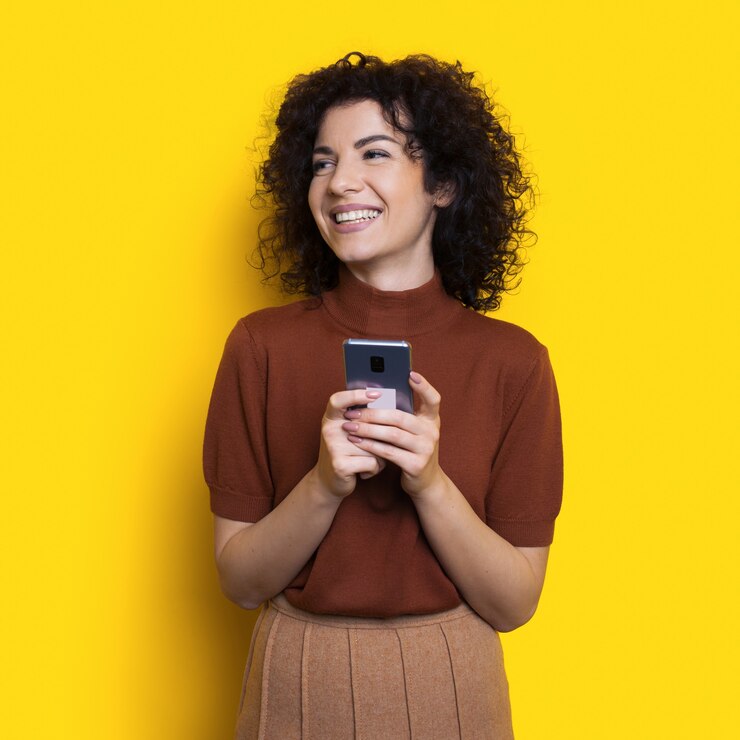 Foto señora morena de pelo rizado charlando por teléfono y sonrisa